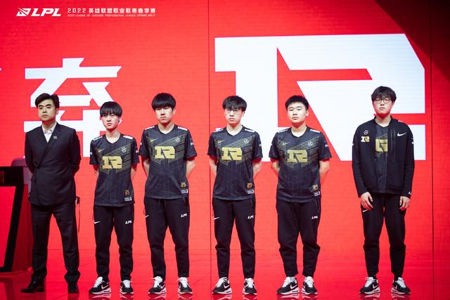 国际比赛日全明星赛传出新动向，多特蒙德回应争议，管理层表态——质疑声仍在，赛季目标并未改变的简单介绍