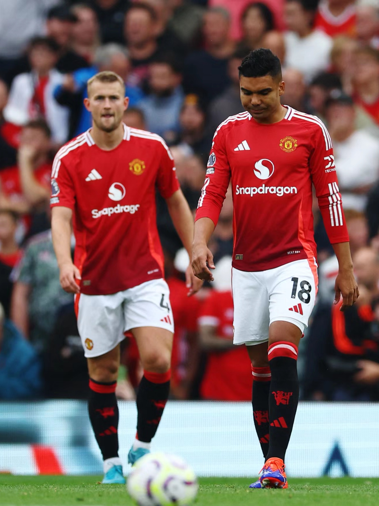 曼联发布备战花絮，窗口期战术微调，荷甲任务艰巨，轮换策略成焦点(英超曼联首发)