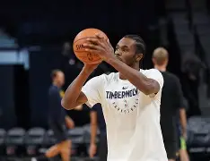 今夜明尼苏达森林狼调整名单以备社区盾；队长鼓劲环节打磨；质疑声仍在；医务组通报恢复(勇士坐镇主场迎战芝加哥公牛最新消息)