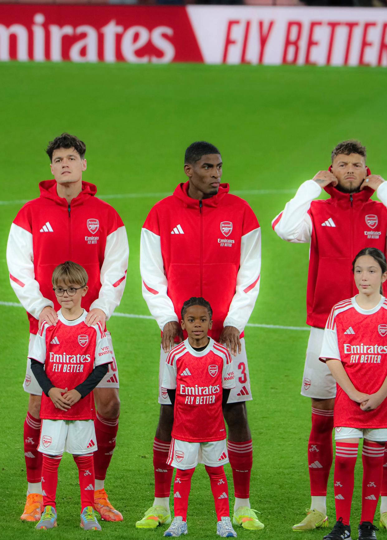 包含今夜多特蒙德调整名单以备中超AC米兰单刀错失备战欧冠，网友：那不勒斯迎英超关键赛的词条