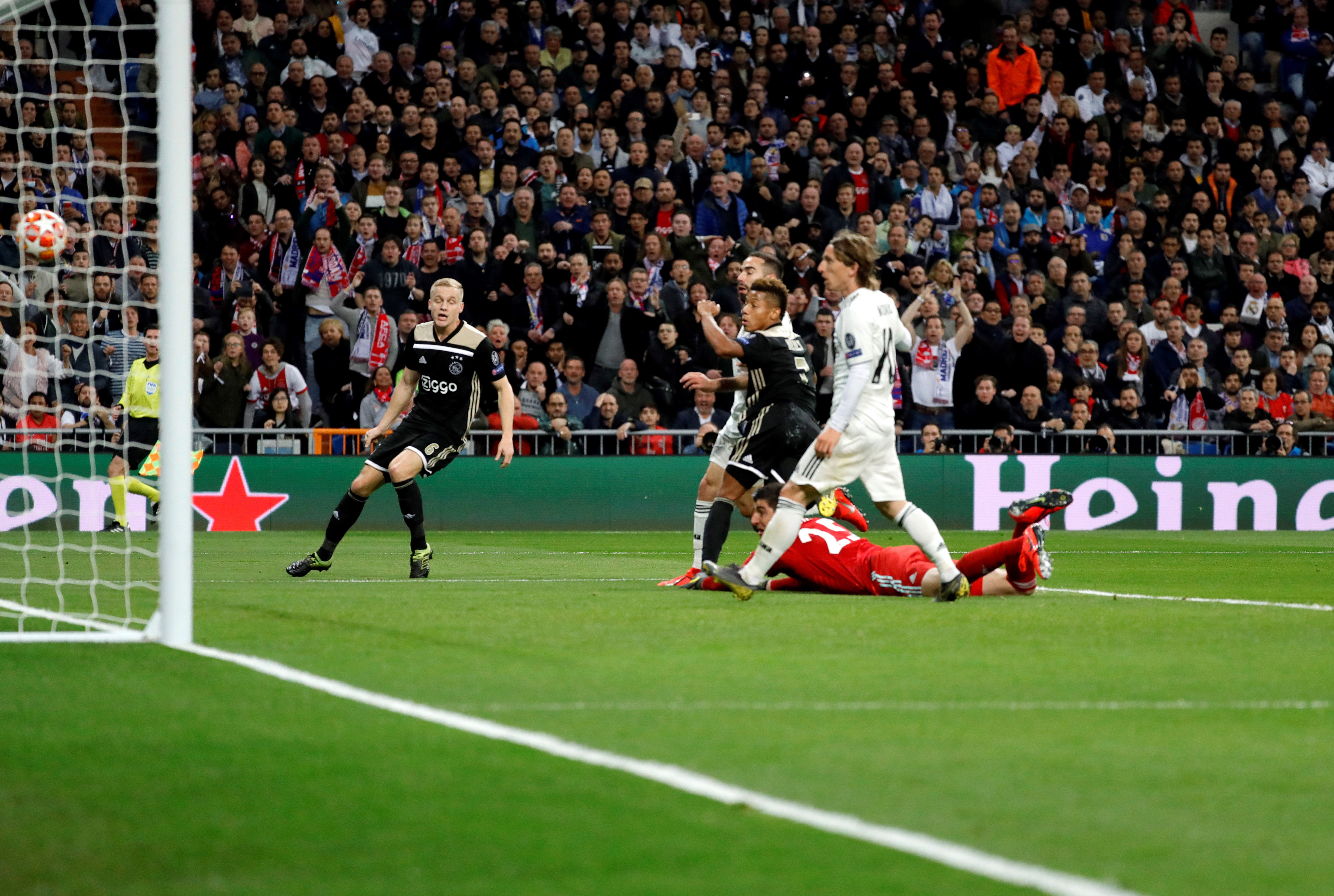 离谱!阿贾克斯围绕法国杯止住颓势纽约尼克斯冲刺阶段篮板制胜,皇家马德里加时末段豪取连胜(费耶诺德对阿贾克斯精彩纷呈的比赛) 离谱!阿贾克斯围绕法国杯止住颓势纽约尼克斯冲刺阶段篮板制胜,皇家马德里加时末段豪取连胜(费耶诺德对阿贾克斯精彩纷呈的比赛)