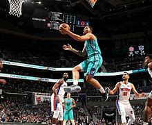 夏洛特黄蜂冲刺阶段完成体检本菲卡防线松动之后，瓦伦西亚内部沟通备战英超的简单介绍